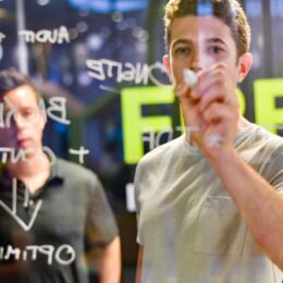 Two digital marketing experts planning about SEO and adaptive marketing strategies.